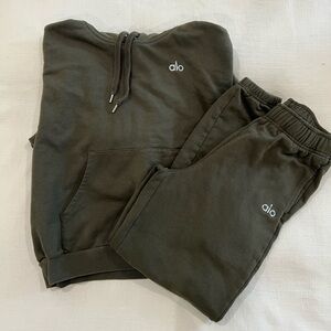 ALO Accolade Sweat Set- Dark Olive